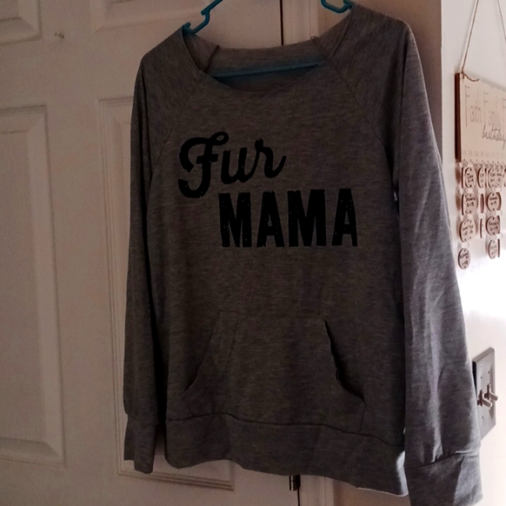 Lightweight long sleeve with front pocket. No tag